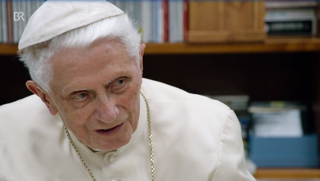 Benoît XVI reçoit la télévision bavaroise