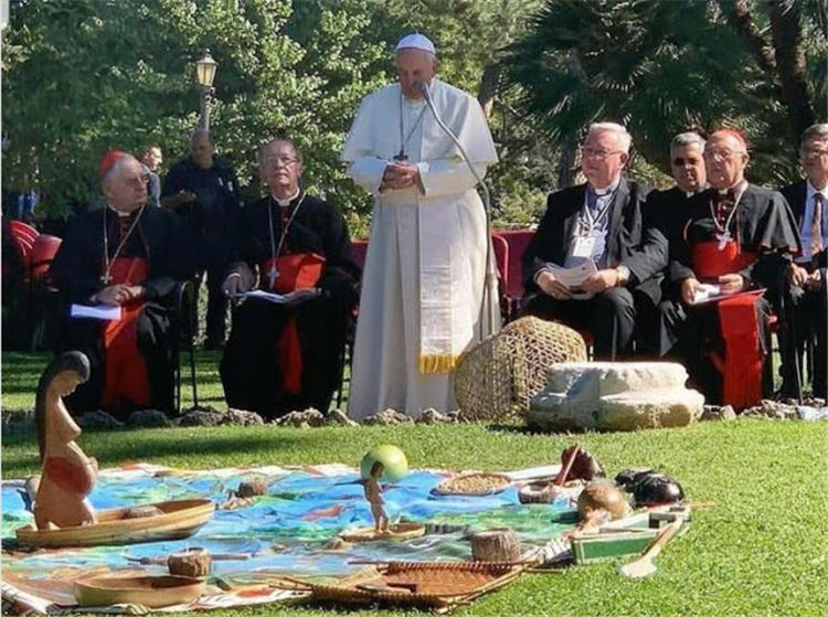 Cérémonie sacrilège dans les jardins du Vatican, le 4 octobre