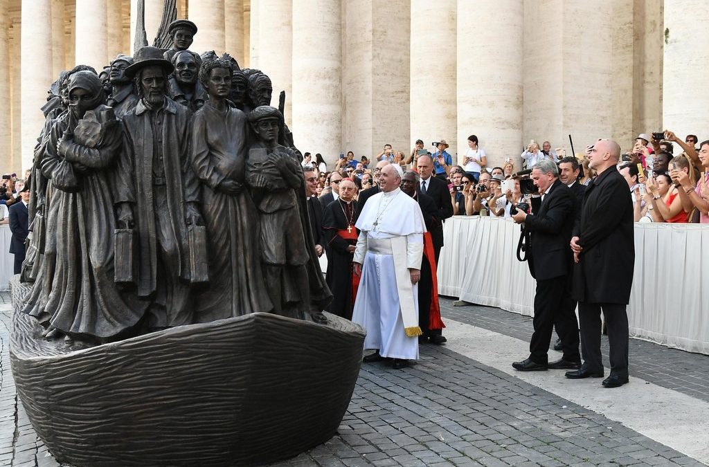 La statue des migrants et la « bonne » immigration selon le Pape