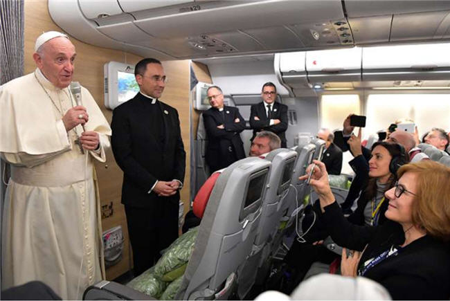 Conférences de presse en altitude: le drame d’un pape bavard