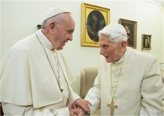 Comment Benoît XVI conçoit le rôle du Pape émérite