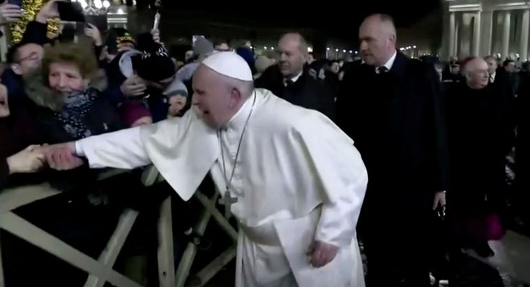 « La claque du pape et les visages de François »