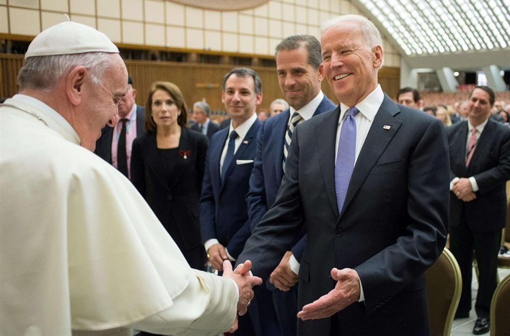 Le Pape François, Biden, et les catholiques post-institutionnels