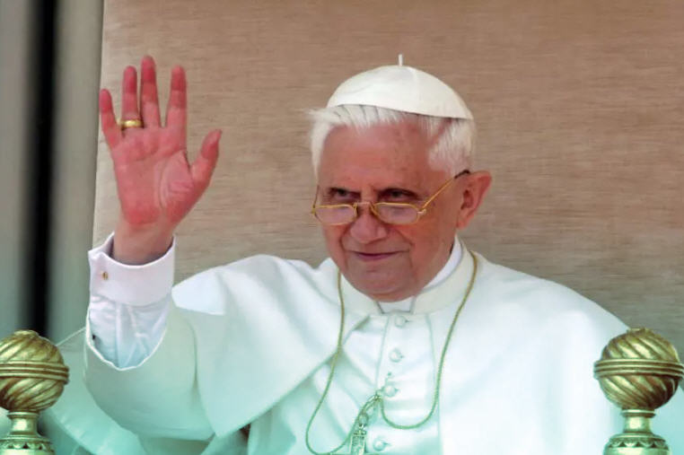 Ratzinger rejeté à la Sapienza, Parisi invité au Vatican