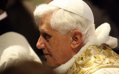 Le rêve de Benedetta, la renonciation, et la croix colorée… sans crucifix