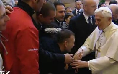 Quand Benoît XVI visitait les prisonniers (mais pas le Jeudi Saint [*])