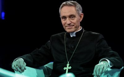 Mgr Gänswein sur la tombe de Benoît XVI